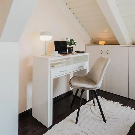 Days Maisonette With Smart Tv And Workspace In New Town Praha